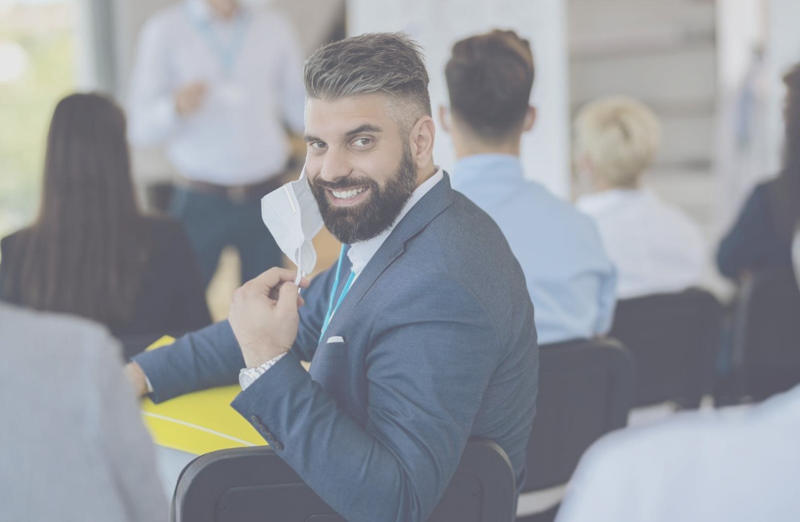 Profesional analizando datos financieros en pantalla